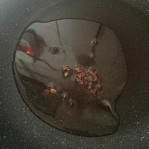 炸花椒油。锅内倒入食用油、花椒，当花椒变黑后离火。