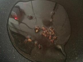 炸花椒油。锅内倒入食用油、花椒，当花椒变黑后离火。
