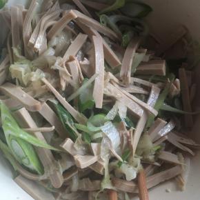 搅拌均匀，吃时加点醋味道更棒，也可以随自己的喜好，加一些辣椒油。