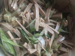 搅拌均匀，吃时加点醋味道更棒，也可以随自己的喜好，加一些辣椒油。