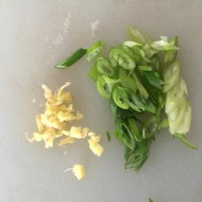 葱姜切末备用。