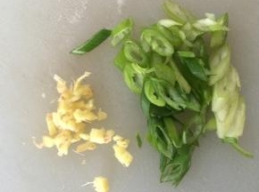葱姜切末备用。