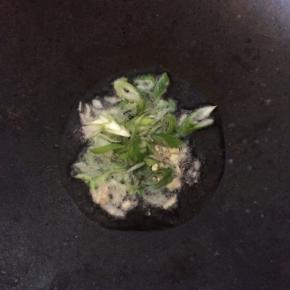 锅内倒油，爆香葱姜。