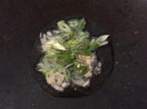 锅内倒油，爆香葱姜。