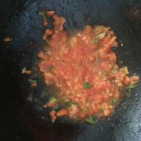 西红柿去皮，切小块，放入锅中，煸炒出汤汁。