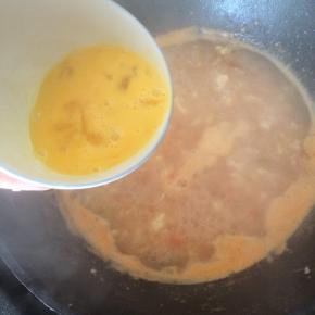 水开后，滑入面疙瘩，用勺子不时搅拌，以防糊锅。
鸡蛋打散，转圈淋入锅中，加入少量老抽调色。