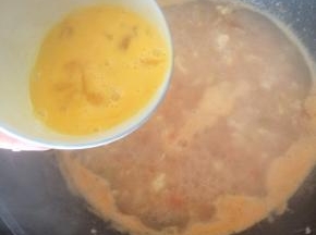 水开后，滑入面疙瘩，用勺子不时搅拌，以防糊锅。
鸡蛋打散，转圈淋入锅中，加入少量老抽调色。
