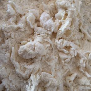 面粉中滴入水滴，用筷子搅拌，让面粉结成小疙瘩，疙瘩越小越好入味。