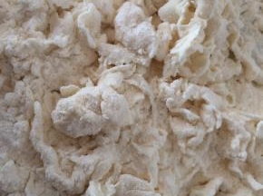 面粉中滴入水滴，用筷子搅拌，让面粉结成小疙瘩，疙瘩越小越好入味。