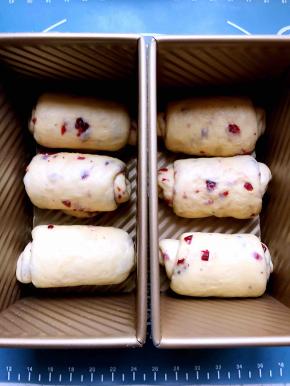 卷起，排入吐司盒中。