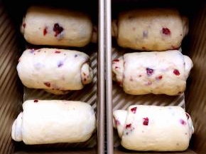 卷起，排入吐司盒中。