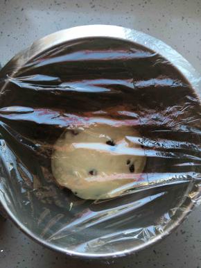 加入黄油和盐继续揉到接近完全阶段，放入蔓越莓揉匀。