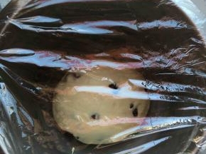 加入黄油和盐继续揉到接近完全阶段，放入蔓越莓揉匀。