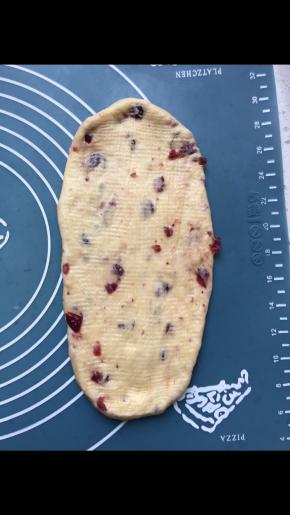 松弛好后的面团擀成牛舌状