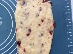 松弛好后的面团擀成牛舌状