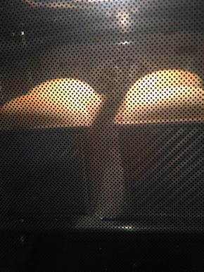 放入预热好180度的烤箱烘烤42分钟，中途上色加盖锡纸