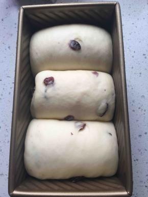 发到8成满时表面喷水或者刷蛋液