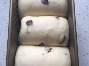 发到8成满时表面喷水或者刷蛋液