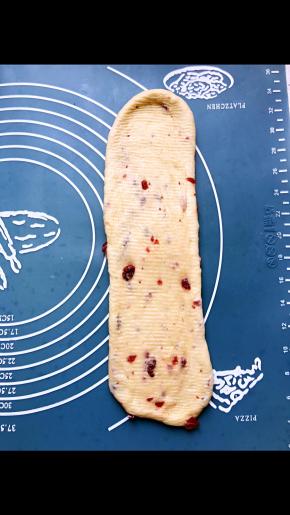 取一个松弛好的面团擀成长点的椭圆形