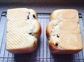 出炉后轻震吐司盒，将吐司放在晾网上晾至手温密封保存。