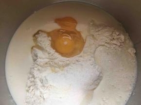 除了黄油，盐，蔓越莓以外的材料全部倒入盆中，揉到扩展阶段