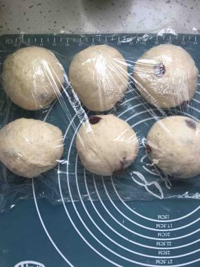 将面团平均分成6个，排气滚圆，盖上保鲜膜松弛30分钟