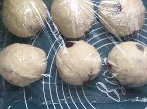 将面团平均分成6个，排气滚圆，盖上保鲜膜松弛30分钟