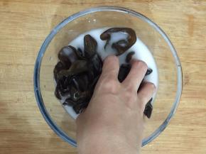 用这种方法可以去除木耳上细小的杂质