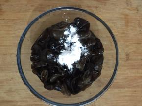 泡发的木耳用玉米淀粉或面粉清洗