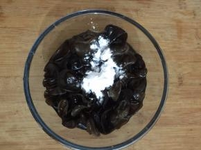 泡发的木耳用玉米淀粉或面粉清洗