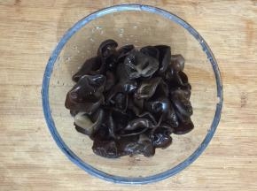 接下来用清水把木耳清洗干净就可以了