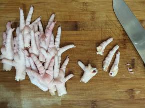 鸡脚剪去脚甲，切开