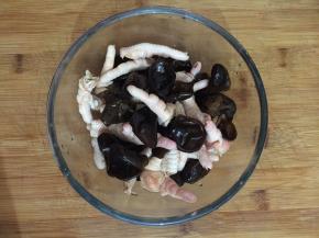 食材和调料全部混合搅拌均匀