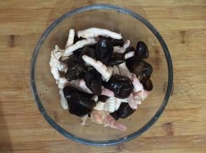 食材和调料全部混合搅拌均匀