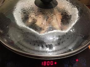 锅里坐水烧开，大火蒸20分钟，出炉后少许香菜点缀