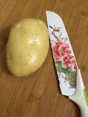 土豆去皮洗净备用