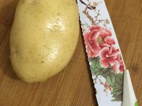 土豆去皮洗净备用