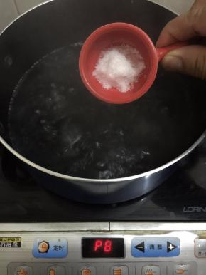 坐锅烧水加盐