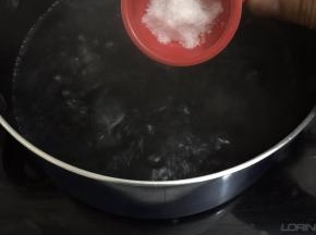 坐锅烧水加盐