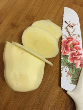 土豆切片，尽量切薄点