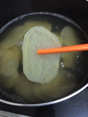 把切好的土豆码入锅里轻微烫一烫，土豆透明就好，烫太久就不筋道了
