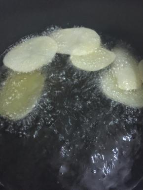 做好的薯片装盘就可食用了