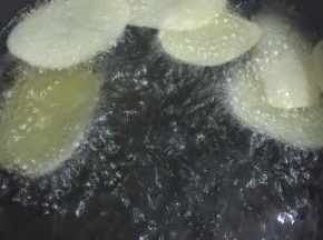 做好的薯片装盘就可食用了