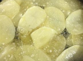 坐锅热油，热油之后先用一片薯片试一下，如果薯片能立刻膨涨就证明油温达到可以炸薯片的温度，如果油温不够就得继续加热

切记不能炸太久哦，油温够的话炸薯片不能超过30秒不然就太过火了哦