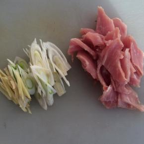 准备葱姜，肉切薄片。