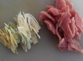 准备葱姜，肉切薄片。