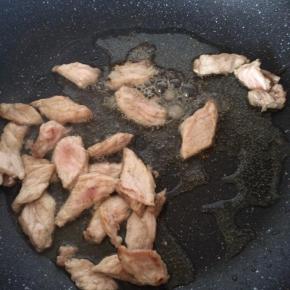 平底锅倒入适量食用油，放入肉片煸炒。