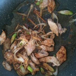 加少许十三香、半勺糖、少许老抽。