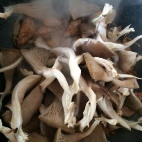 放入蘑菇翻炒约3分钟。