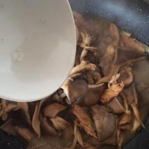 出锅前撒盐调味，勾薄欠。